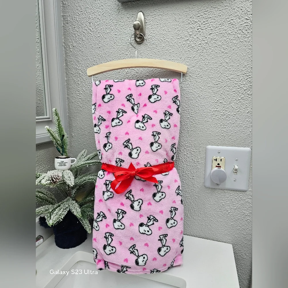 Nwt Peanuts Snoopy Valentine's Day Pet blanket and Squeak toy in Pink and white - Picture 6 of 13